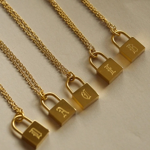 Collier Pendentif Cadenas avec Lettre Initiale Gothique en Acier Inoxydable pour Femmes Hommes Or Argent Bijoux Vintage Hip Hop