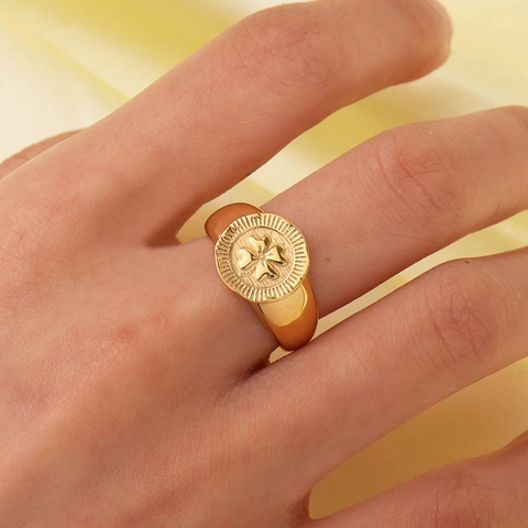 Vintage Stainless Steel Gold Plated Clover Signet Ring For Women Minimalist Lucky Four Leaf Clover Engraved Finger Ring Jewelry Gift