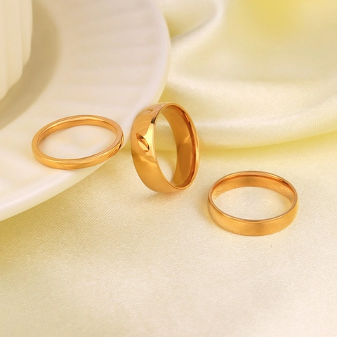 Anillos de Banda Lisa de Acero Inoxidable Minimalistas Chapados en Oro de Alto Pulido Anillos Apilables Joyería de Moda para Mujeres Hombres