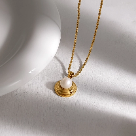 Collana con Pendente in Acciaio al Titanio con Perla Artificiale Rotonda Vintage Francese Catena a Corda Placcata Oro 18K PVD