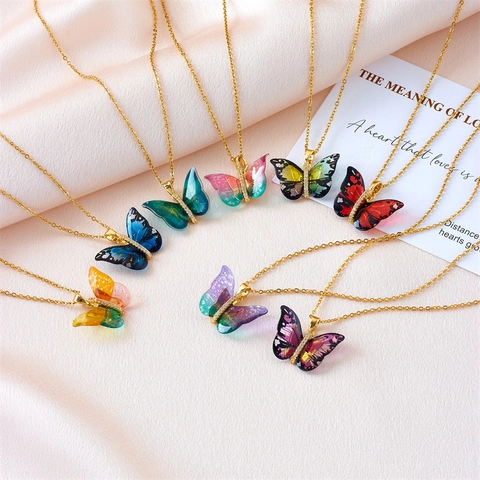 Collana con Pendente a Farfalla in Acciaio al Titanio Placcato Oro Zirconia Resina Sfumata Farfalla per Donna