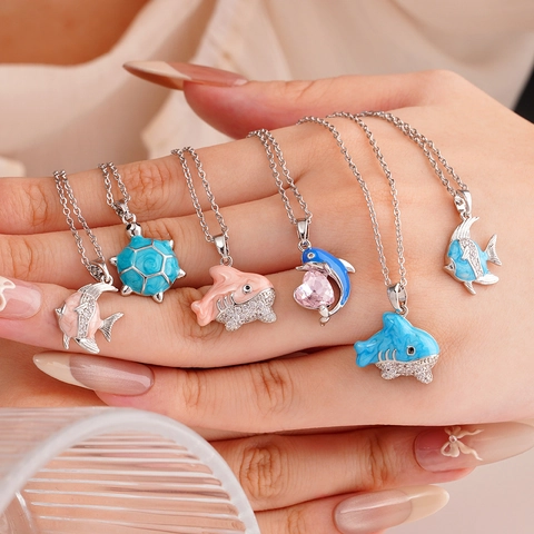 Collana con Ciondolo Animali Serie Oceanica per Donna Catena in Acciaio Inossidabile Rame Smalto Tartaruga Delfino Pesce Gioielli in Zirconia