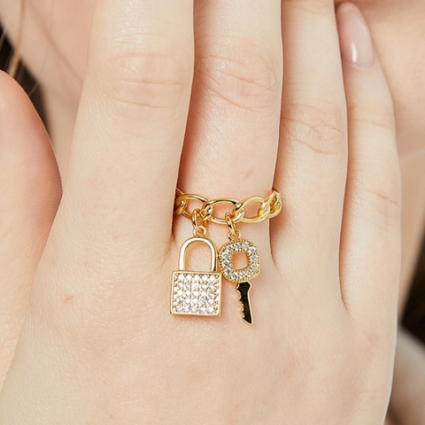 18K Vergoldete Kupfer Kette Ring Für Damen Mit Zirkon Schlüssel Und Schloss Anhänger Verstellbarer Offener Fingerring
