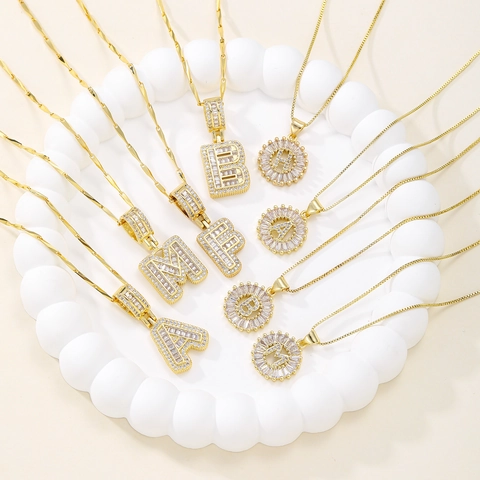 Fashion Copper Rhinestone 26 Alphabet Pendant Necklace For Women Gold Silver Plated Round Medal Letter Jewelry Gift