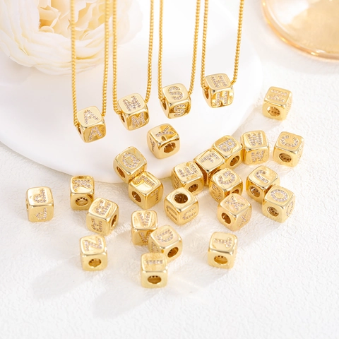 Collana con Ciondolo a Cubo con Lettere dell'Alfabeto Intarsiate in Zirconia Personalizzata in Rame Placcato Oro 18K Lettere A-Z Gioielli alla Moda Regalo