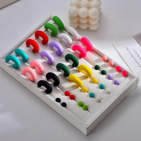 Boucles d'Oreilles Acrylique Minimaliste Couleur Bonbon Mat Créoles en C et Puces Boules Lot de 2 Paires Bijoux Mode Femme