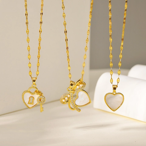 Collier Pendentif Cœur en Nacre Blanche Acier Titane Plaqué Or 18K pour Femme Bijoux Élégants Cœur Serrure Clé Nœud