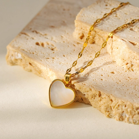 Collier Pendentif Cœur en Nacre Blanche Acier Titane Plaqué Or 18K pour Femme Bijoux Élégants Cœur Serrure Clé Nœud