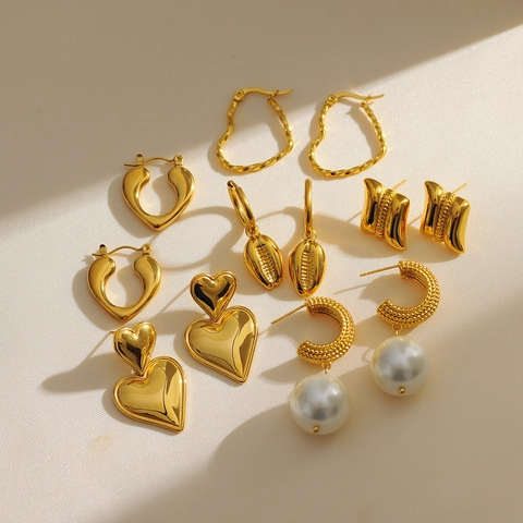 Orecchini in Acciaio Inossidabile Placcato Oro 18K per Donna Orecchini a Bottone a Cerchio con Pendente a Cuore Conchiglia Perla Artificial Francese Vintage Gioielli