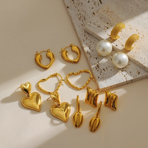 Orecchini in Acciaio Inossidabile Placcato Oro 18K per Donna Orecchini a Bottone a Cerchio con Pendente a Cuore Conchiglia Perla Artificial Francese Vintage Gioielli