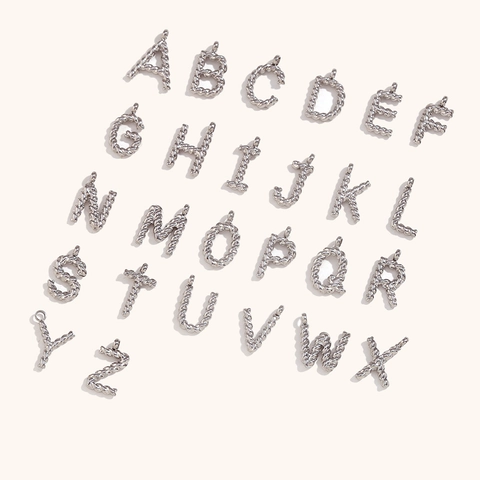 Colgante de Alfabeto de Acero Inoxidable Minimalista Mini Letra de Cuerda Retorcida para Mujer Joyería de Bricolaje