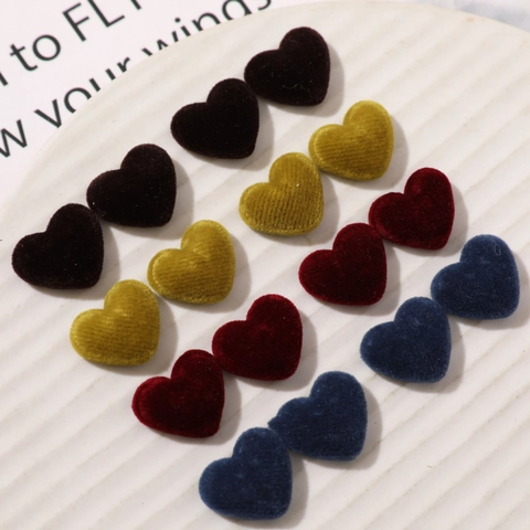 Bottoni in Tessuto di Velluto a Forma di Cuore Fai da Te Materiali per Gioielli Fatti a Mano Orecchini Decorazioni per Cover del Telefono Mini Cuori Floccati