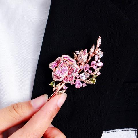 Eleganter Roségold Kupfer Brosche Mit Rosa Zirkonia Rosenstrauß Blumige Mikropavé-Zirkonia Anstecknadel Für Bankett Hochzeit Damen