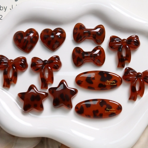 Breloques en Résine Imprimé Léopard Étoile Cœur Nœud pour Accessoires de Bijoux DIY Motif Écaille d'Ambre Matériaux