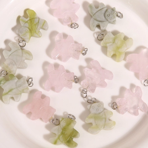 Ciondolo Orso in Pietra Naturale Quarzo Rosa Giada ai Fiori d'Erba Intagliato a Mano Ciondolo a Forma di Orso per Gioielli Fai-da-te Solo Ciondolo