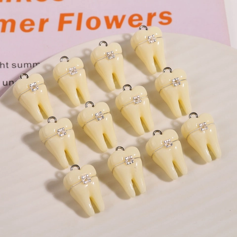 Ciondolo Creativo in Resina Fai-da-te a Forma di Dente con Dettaglio Apparecchio per Creazione Gioielli Orecchini Collane
