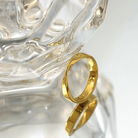 Französisch Ins Stil 316L Edelstahl Mobius Twist Ring Für Damen Vergoldet Hochglanzpoliert Geometrischer Minimalistischer Schmuck Fingerring