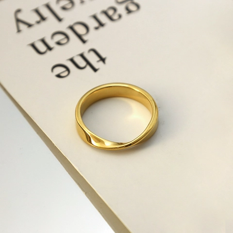 Französisch Ins Stil 316L Edelstahl Mobius Twist Ring Für Damen Vergoldet Hochglanzpoliert Geometrischer Minimalistischer Schmuck Fingerring