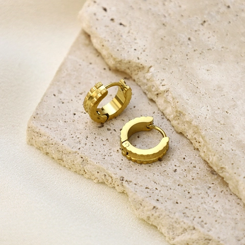 Edelstahl Hoop Ohrringe Für Damen Minimalistische Geprägte Schachbrett Geometrische Huggie Ohrringe Täglicher Schmuck