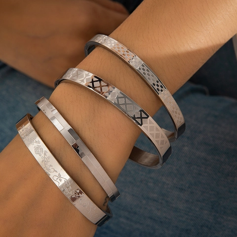 Bracelet Jonc Vintage en Acier au Titane Motif Damier Rose Fleur pour Femmes Bracelet Ouvert Géométrique Bijoux de Haute Qualité Cadeau