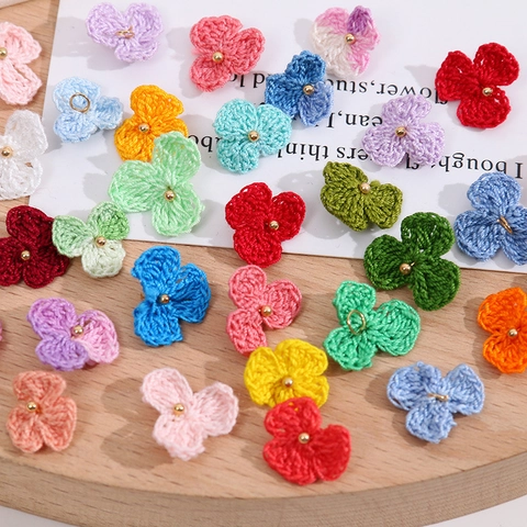 Handgemachte Gestrickte Mini Blume Anhänger Für Schmuckherstellung DIY Ohrringe Zubehör Kleine Häkelblumen Mit Legierungsperlen