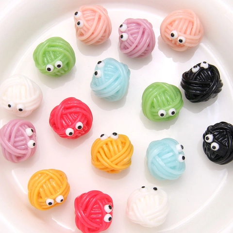 Simpatici Ciondoli a Forma di Gomitolo di Lana in Resina Con Occhi Mobili Divertente Espressione Cartoon Accessori Fai da Te