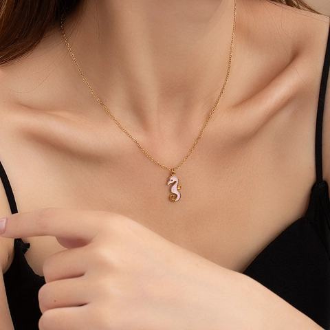 Collier Pendentif Animaux Marins en Acier Inoxydable Émaillé pour Femme Chaîne de Clavicule Hippocampe Dauphin Étoile de Mer Couronne Bijoux