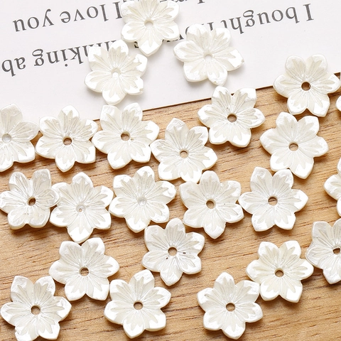 Perline in Resina a Sei Petali Con Lustro di Perla Artificial Foro Centrale Bianco Accessori Fai da Te per Orecchini Braccialetto Collana