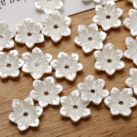 Perline in Resina a Sei Petali Con Lustro di Perla Artificial Foro Centrale Bianco Accessori Fai da Te per Orecchini Braccialetto Collana