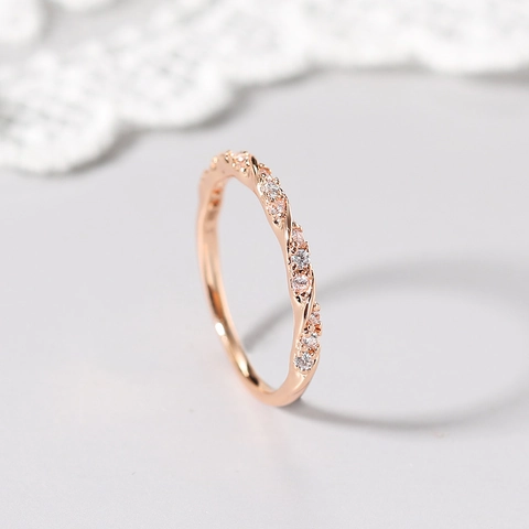 Eleganter Kupfer Zirkonia Gedrehter Kreuz Ring Für Damen Minimalistisch Mode Stapelbar Jubiläums Geschenk Gold Silber Roségold Schmuck