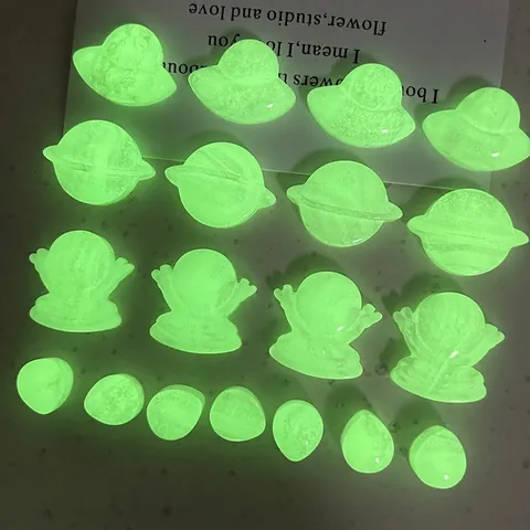 Leuchtende Astronaut Raumschiff Planet Wassertropfen Harz Charms Glow In The Dark DIY Schmuck Zubehör Für Handyhülle Dekor