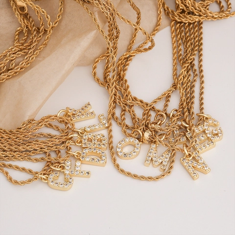 Collana a Corda in Acciaio Inossidabile Placcato Oro per Donna Ciondolo con Iniziale in Rame con Strass Gioielli Alfabeto