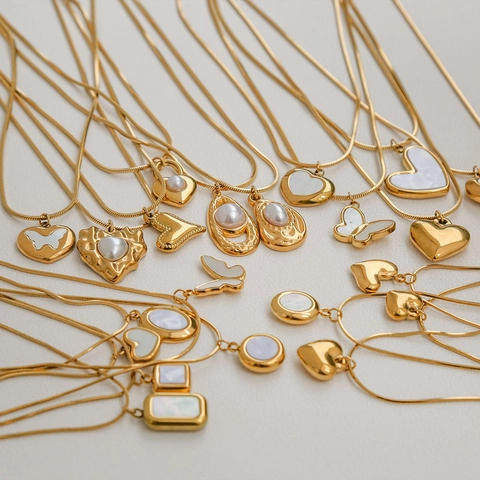 Collana con Pendente a Cuore e Farfalla in Acciaio Inossidabile Placcato Oro Madreperla Perla Artificial Catena a Serpente Gioielli Donna