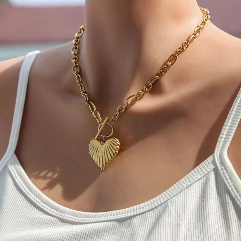Collar con Colgante de Corazón de Acero Inoxidable 304 Dorado Cadena Gruesa Cierre de Barra Textura Radial Joyería Mujer
