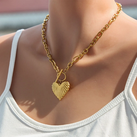 Collar con Colgante de Corazón de Acero Inoxidable 304 Dorado Cadena Gruesa Cierre de Barra Textura Radial Joyería Mujer