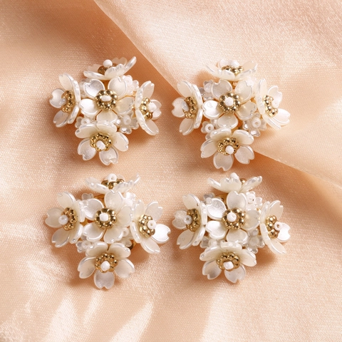 Bianco Acrilico Perla Artificiale Fiore DIY Accessorio Con Base In Lega D'Oro Per Orecchini Ornamenti Capelli Gioielli Fatti A Mano