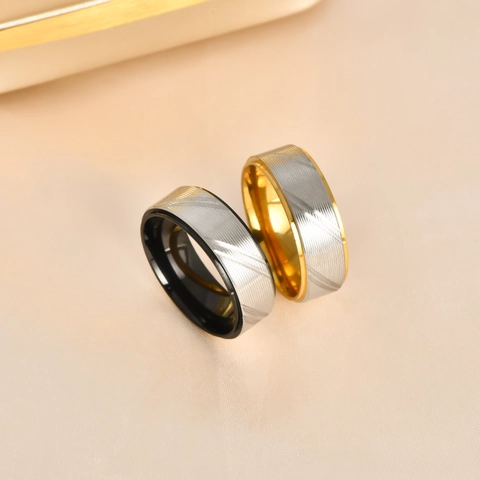 Bague en Acier Inoxydable Bicolore avec Texture Diagonale pour Couples Bague en Métal Brossé de Luxe Or Argent Noir Bijoux