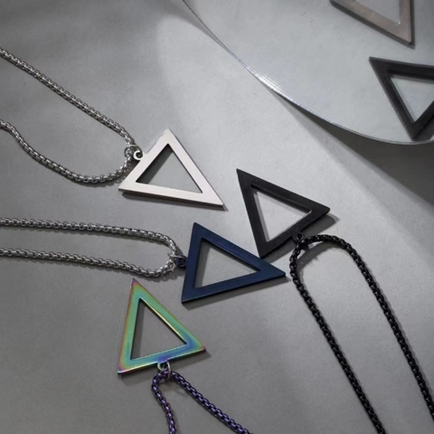 Collar con Colgante de Triángulo Geométrico Minimalista Joyería Hueca de Acero Inoxidable para Hombres Mujeres Unisex Estilo Frío