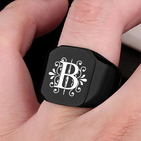 Chevalière Carrée pour Homme en Acier Titane Noir Lettre Initiale Alphabet A-Z Motif Rétro Bijoux de Mode Bague Personnalisée