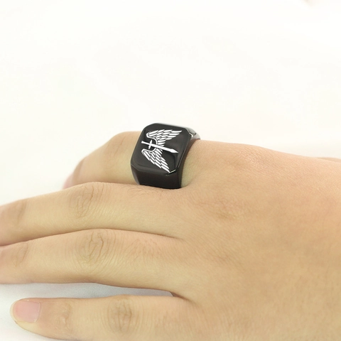 Anello con Sigillo in Acciaio Inossidabile con Ali d'Angelo e Spada Vintage per Uomo Anello a Fascia Quadrata Gothic Punk Biker Gioielli Hip Hop
