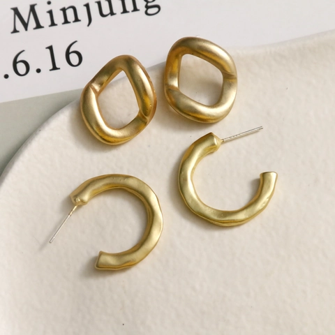 Vintage-Hongkong-Stil Mattgold Legierung Ohrstecker 925 Sterlingsilber-Stift Unregelmäßige C-Form Geometrischer Schmuck Für Damen