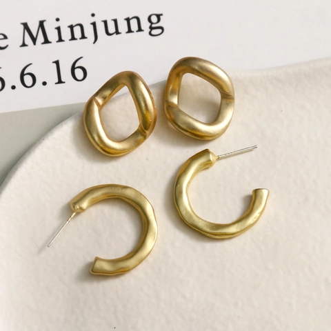 Vintage-Hongkong-Stil Mattgold Legierung Ohrstecker 925 Sterlingsilber-Stift Unregelmäßige C-Form Geometrischer Schmuck Für Damen