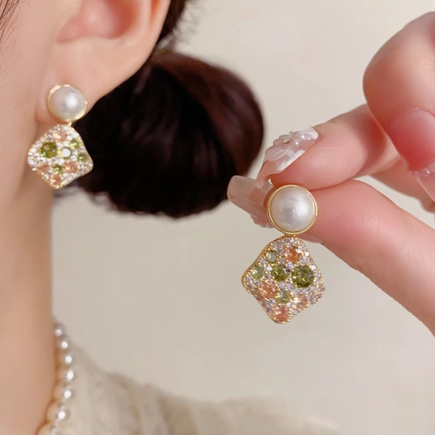 Elegant Eco-friendly Copper Artificial Pearl Rhombus Drop Earrings For Women Fashion Real Gold Plating Rhinestone Geometric Dangle Earrings