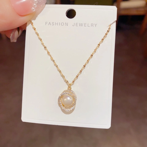 Collier Pendentif Perle d'Eau Douce Entouré de Zircon Chaîne en Cuivre Plaqué Or 14K Bijoux Élégants pour Femmes