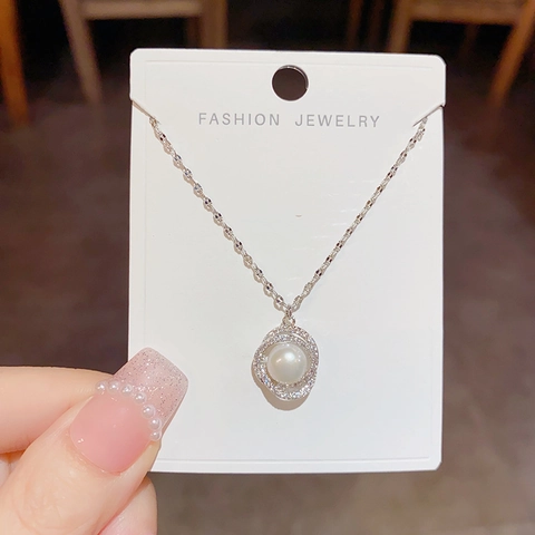 Collier Pendentif Perle d'Eau Douce Entouré de Zircon Chaîne en Cuivre Plaqué Or 14K Bijoux Élégants pour Femmes