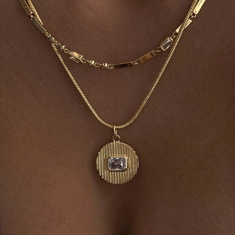 Vintage 18K Χρυσό Επιμεταλλωμένο Κολιέ Από Ανοξείδωτο Ατσάλι Με Στρογγυλό Μενταγιόν Και Παραλληλόγραμμο Στρας