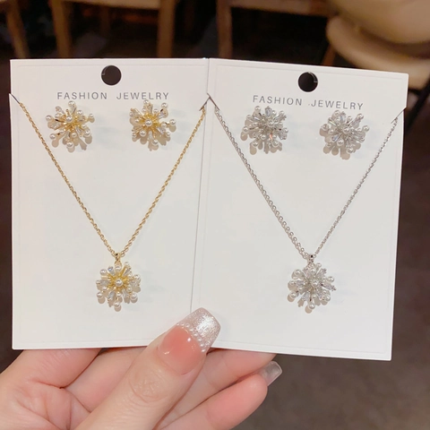 Elegante Kupfer Zirkonia Künstliche Perle Blume Schmuckset Für Damen Schneeflocke Anhänger Halskette Ohrstecker Hochzeit Party Geschenk
