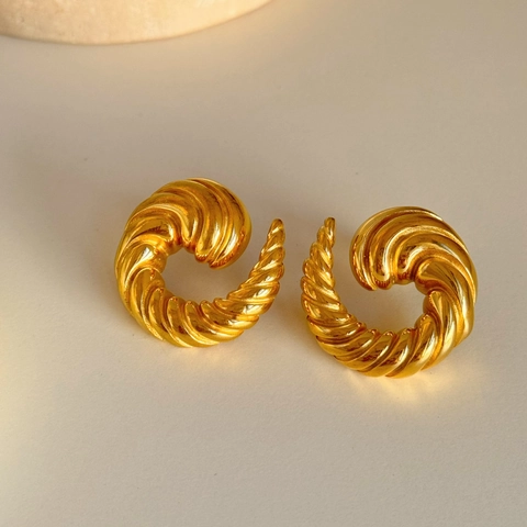 Vintage 18K Gold Plated Stainless Steel Spiral Croissant Stud Earrings For Women Retro Gypsy Twist Swirl Texture Hoop Earrings