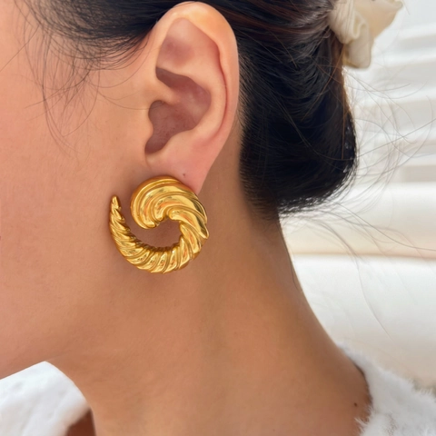 Vintage 18K Gold Plated Stainless Steel Spiral Croissant Stud Earrings For Women Retro Gypsy Twist Swirl Texture Hoop Earrings