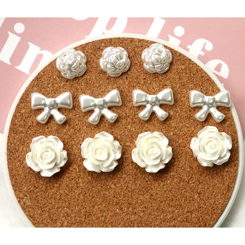 Cabochon a Base Piatta in Acrilico Bianco Perlato con Rose e Fiocchi per la Creazione di Gioielli Fai-da-te e Decorazioni
